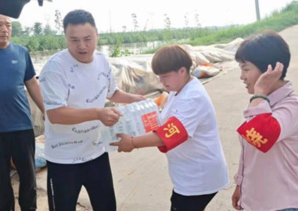 王正能量网王總代表公（gōng）司捐贈抗疫物資（zī）和慰問卡點（diǎn）工（gōng）作人員 抗擊疫情、義不容辭